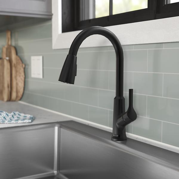 Matte Black Kitchen Faucet (Single Hole) Pull-down Spray Handle